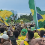 Torcida brasileira lota praias de Miami dias antes do jogo contra a Escócia na Copa