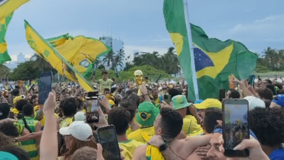 Torcida brasileira lota praias de Miami dias antes do jogo contra a Escócia na Copa