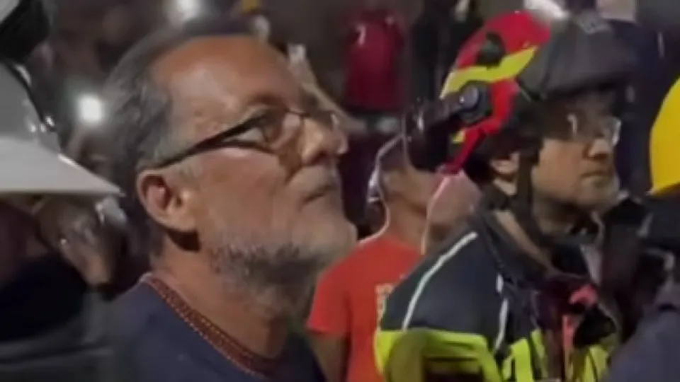 Venezuela: pai reencontra filho que passou 5 dias soterrado