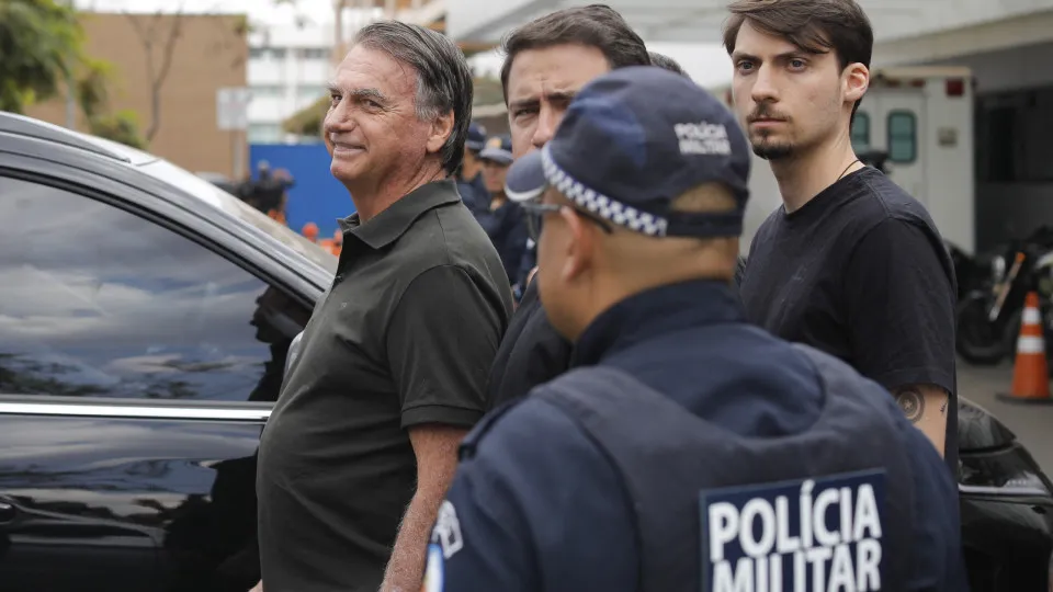 Bolsonaro pede que Moraes descarte falta grave por posse de arma e mantenha prisão domiciliar