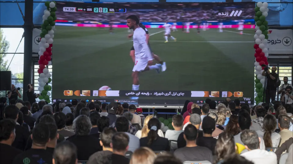 Ouviu celebrar o gol antes de o ver? Explicamos porquê (e como evitar)