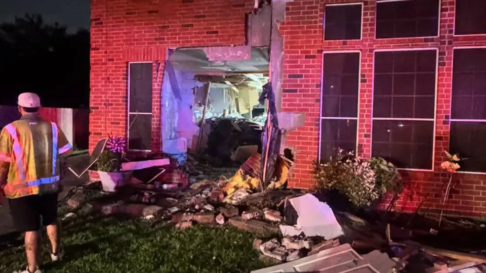 Tesla em piloto automático invade casa e mata mulher nos EUA