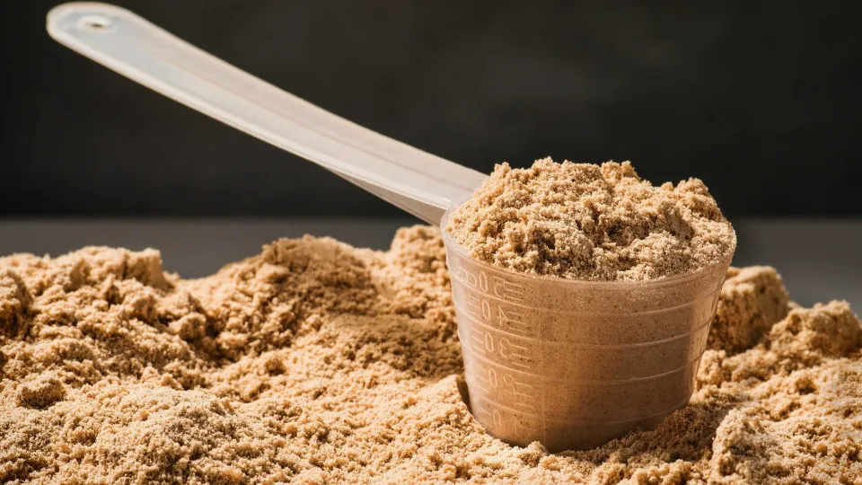 Whey protein e leite em pó vencidos: polícia fecha