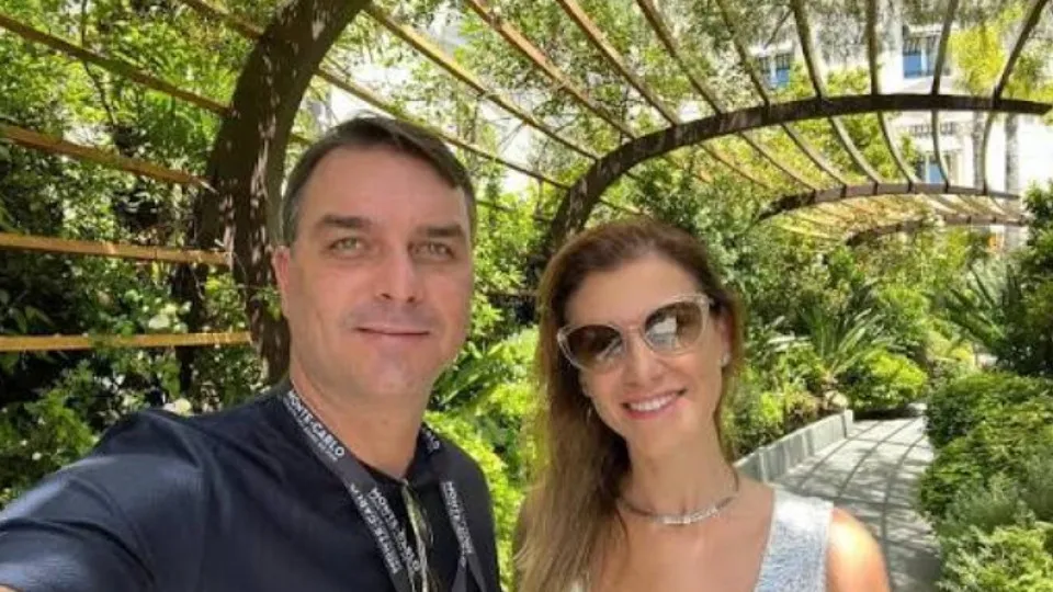 Mulher de Flávio Bolsonaro defende o marido após Michelle dizer que ele a desrespeitou