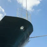 Petroleiro é atingido em Ormuz em meio a ataques entre Irã e EUA