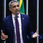 Justiça manda Gustavo Gayer indenizar PT por vídeo associando sigla ao atentado de Bolsonaro
