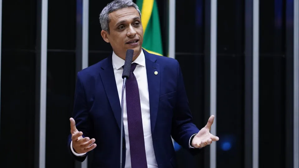 Justiça manda Gustavo Gayer indenizar PT por vídeo associando sigla ao atentado de Bolsonaro