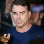 Flávio Bolsonaro planeja encontro com Milei na Argentina em novo giro com líderes da direita