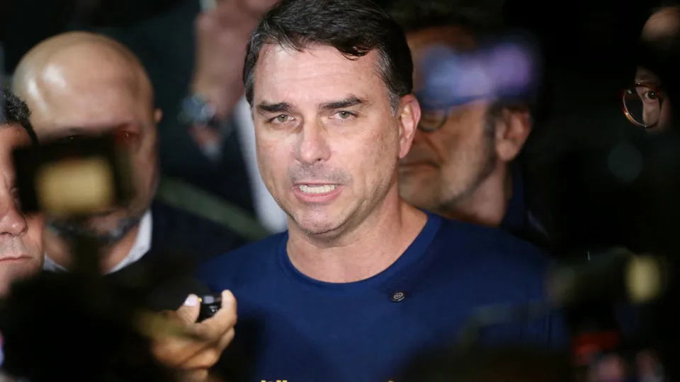 Flávio Bolsonaro planeja encontro com Milei na Argentina em novo giro com líderes da direita