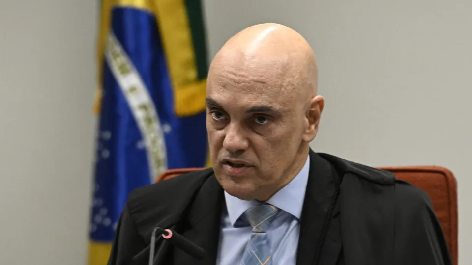 Moraes volta a pedir que PGR se manifeste sobre arma de Bolsonaro