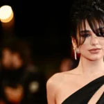 Dua Lipa inaugura biblioteca em Portugal com livros censurados