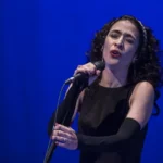 Marisa Monte faz show em festival com logo de bet coberta