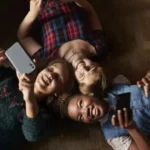 Posse de celular diminui entre crianças pela 1ª vez e cresce entre idosos, diz IBGE