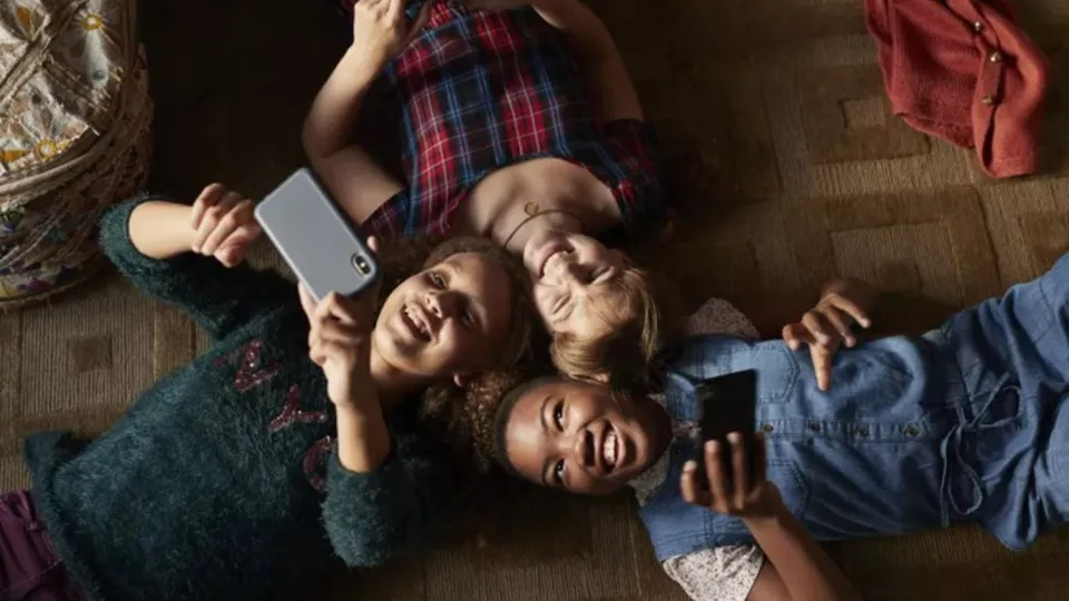 Posse de celular diminui entre crianças pela 1ª vez e cresce entre idosos, diz IBGE