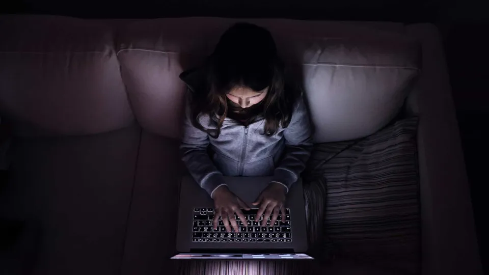 Governo Lula inclui estupro virtual no Ligue 180 após alta nos casos de violência na internet