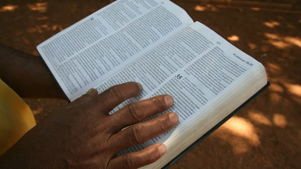 Maioria dos evangélicos do Brasil é de direita, diz Datafolha; católicos registram empate