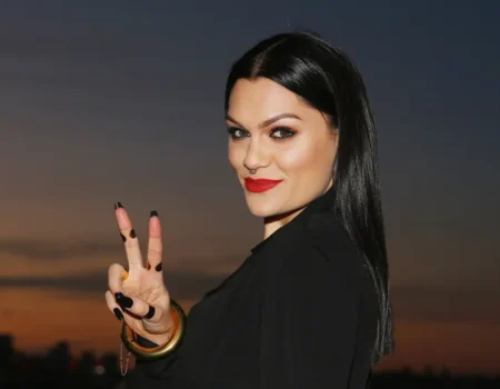 Jessie J anuncia fim de noivado com pai de seu filho