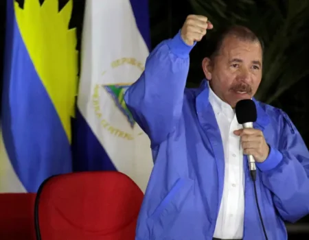 Ortega volta de sumiço e diz que