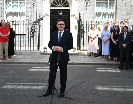 Andy Burnham toma posse como premiê do Reino Unido e promete abrigar sem-teto