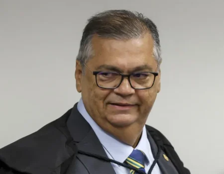 Dino manda presidentes de 21 partidos explicarem se têm