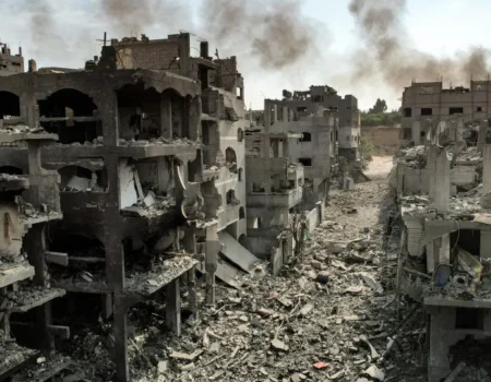 Ataque atribuído a Israel mata palestinos em funeral e em mercado no centro de Gaza