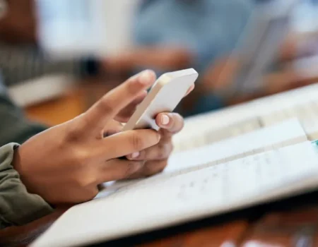 Comissão Europeia defende vedar acesso dos mais jovens a redes sociais