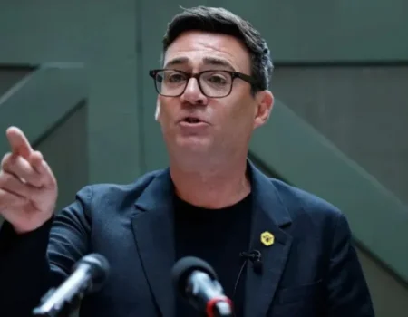 Futuro primeiro-ministro, Andy Burnham promete política menos tóxica no Reino Unido