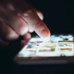 Os 5 truques simples para poupar os olhos da tela do celular
