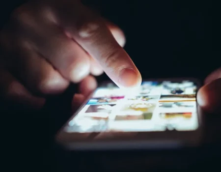 Os 5 truques simples para poupar os olhos da tela do celular