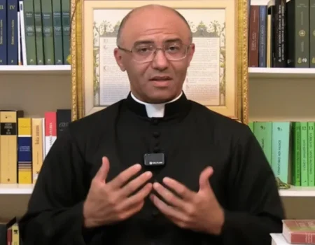 Quem é o padre brasileiro que desafia Vaticano e se rebelou após excomunhão