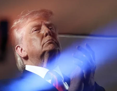 TV: Trump promoveu mais de 20 empresas dias depois de comprar ações delas