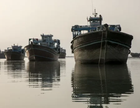 Novos bombardeios atingem região perto do Estreito de Hormuz, no Irã