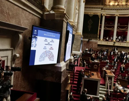 França aprova lei que legaliza a eutanásia e o suicídio assistido