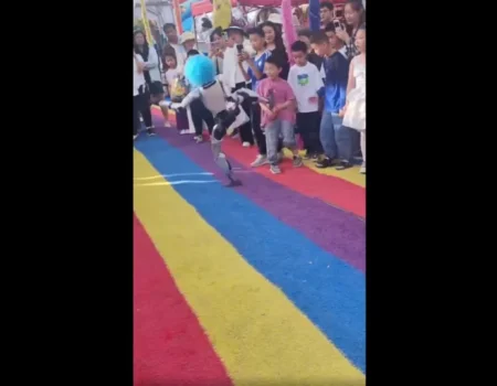 Robô chuta criança durante demonstração de artes marciais na China; vídeo