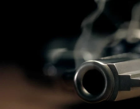 Criança de 2 anos é baleada e morta acidentalmente por primo de 4 anos nos EUA