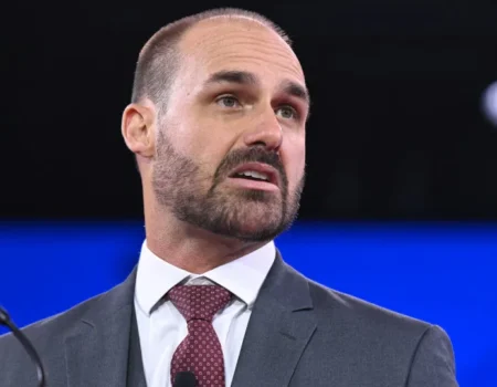 PF encerra processo e decide demitir Eduardo Bolsonaro por abandono de cargo