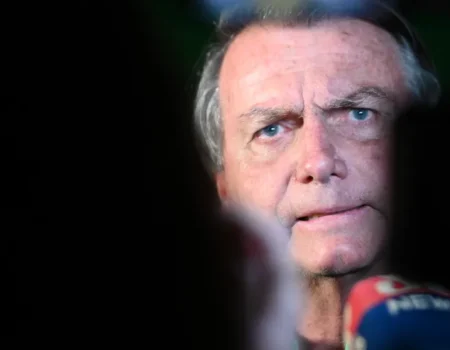 Moraes prorroga prisão domiciliar de Bolsonaro