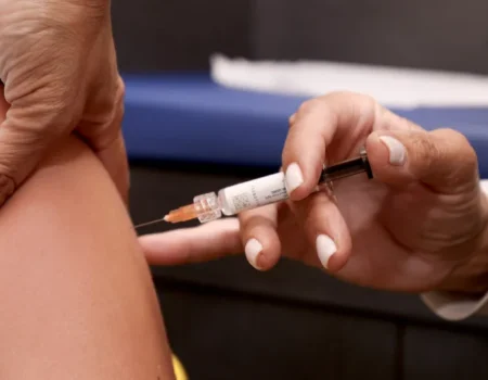 Investigação vai decidir como vacina da dengue poderá ser utilizada de forma segura, diz Padilha