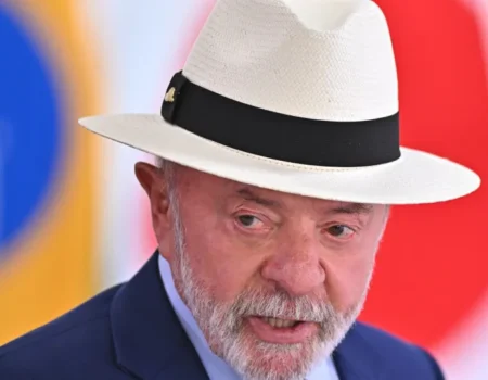 Lula mostra dedo do meio durante evento do Governo
