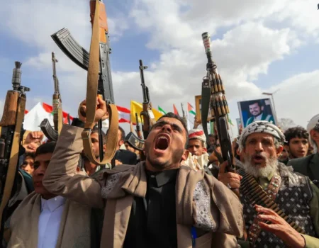 Houthis atacam Arábia Saudita e ameaçam fechar mar Vermelho após bombardeio