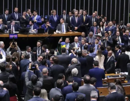 Câmara acelera projeto que criminaliza a misoginia apesar de resistência da bancada cristã