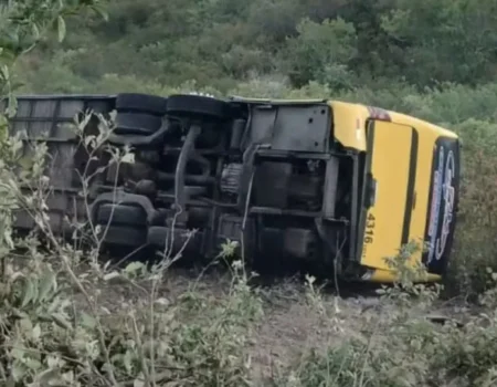 Acidente com ônibus de romeiros deixa dois mortos e 21 feridos no Ceará