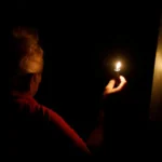 Mulher fica cinco anos sem energia elétrica em casa após vingança do ex