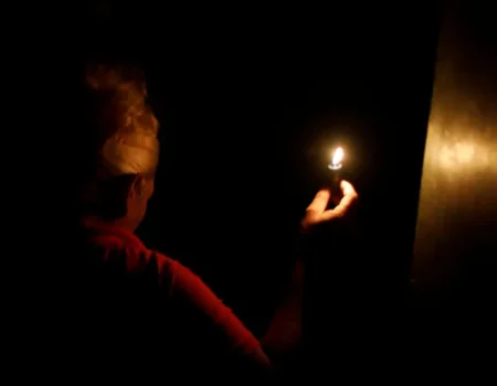 Mulher fica cinco anos sem energia elétrica em casa após vingança do ex