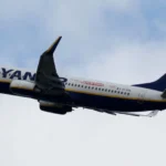 Passageiro é sugado para fora de janela em voo da Ryanair