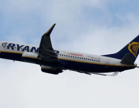 Passageiro é sugado para fora de janela em voo da Ryanair