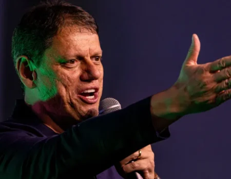 Tarcísio diz que condenação de Eduardo Bolsonaro foi injusta