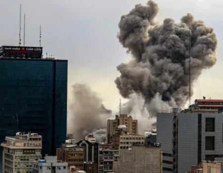 Exército dos EUA diz ter atacado 90 alvos militares iranianos