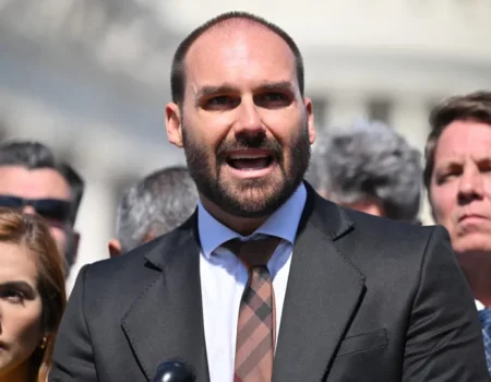 STF condena Eduardo Bolsonaro pelo crime de coação por atuação nos EUA