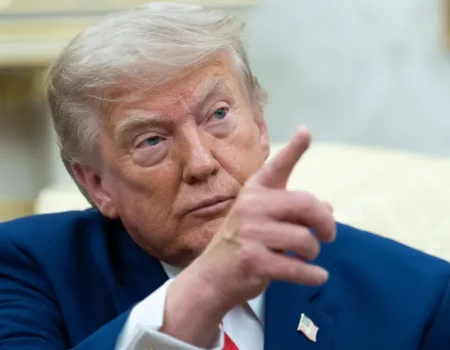 Trump: EUA vão bombardear uma ponte ou central por cada ataque em Hormuz